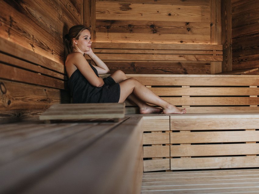 Presulis: Dein Adults-only-Hotel in den Dolomiten Frau entspannt in einem Holzbanksauna
